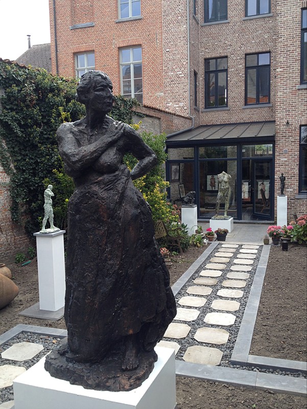 standbeeld in tuin