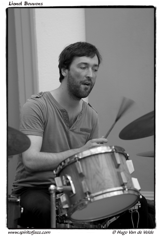 Lionel Beuvens aan de drums