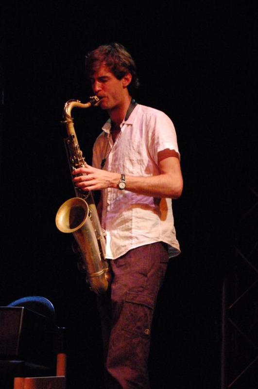 Viktor Perdieus aan de sax