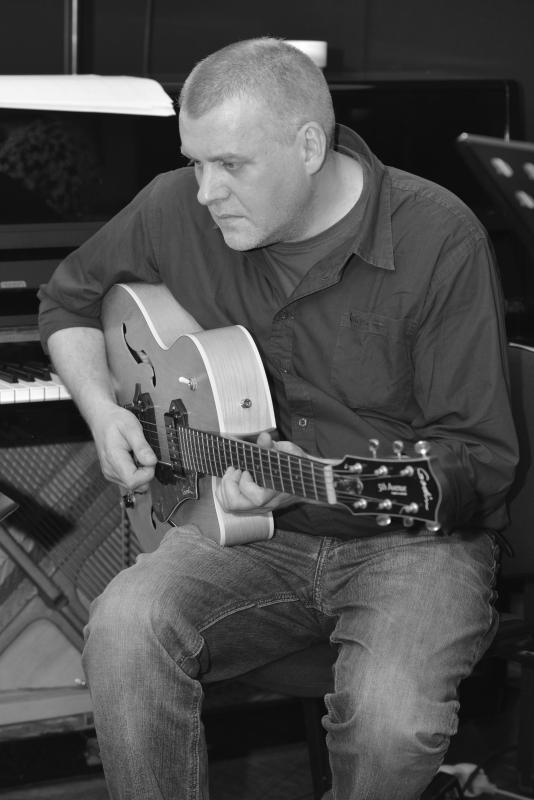 Gunther Valckenier speelt gitaar