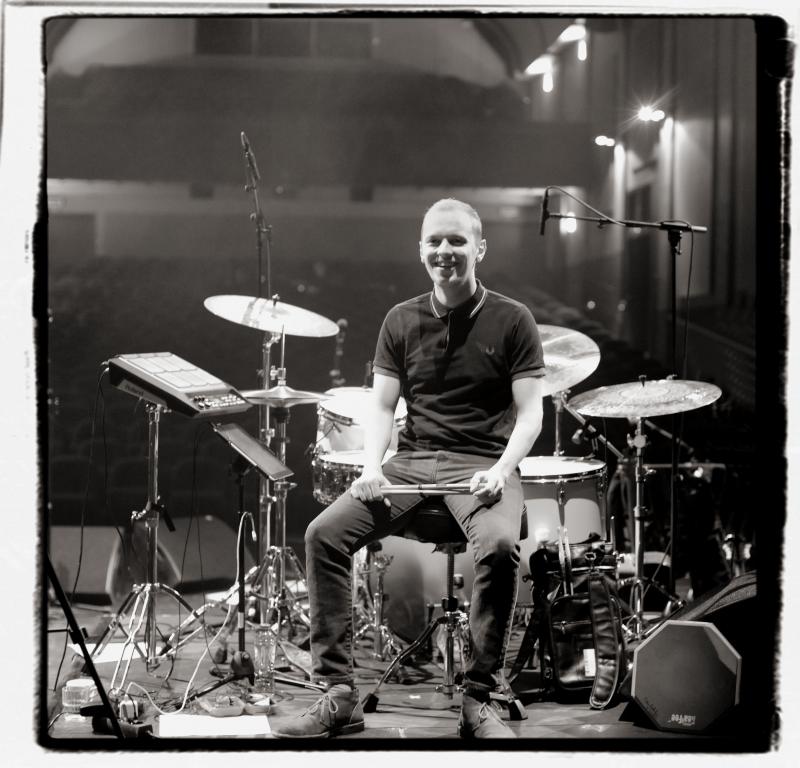 Michaël Degreef speelt drums