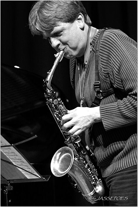 Tom van Dyck speelt sax