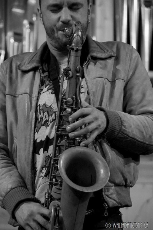 Jeroen Capens speelt sax