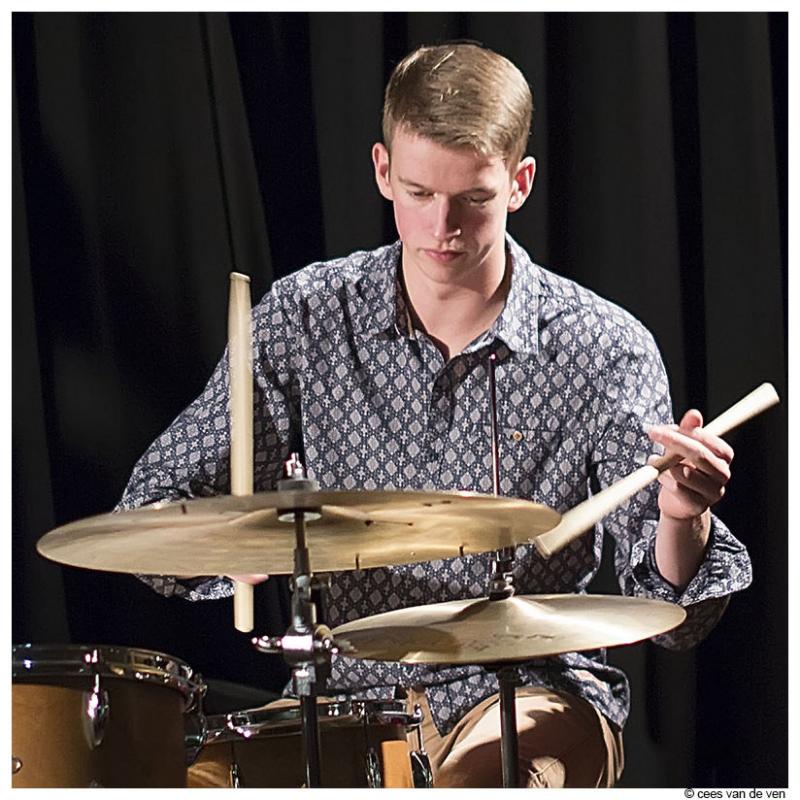 Jesse Dockx speelt drums