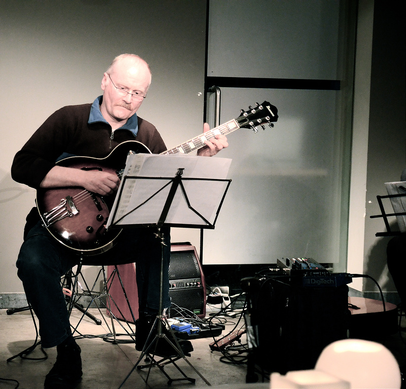Karel Van Deun speelt gitaar