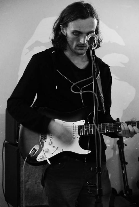 Jan Ghesquière speelt gitaar