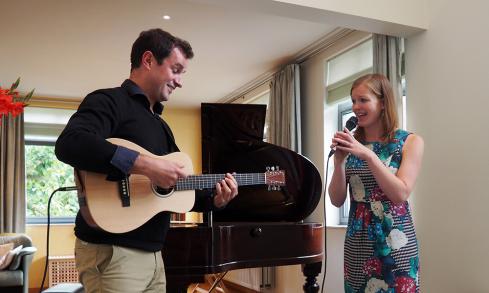 Pierre Anckaert speelt gitaar