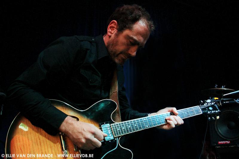Anthony Claeys speelt gitaar