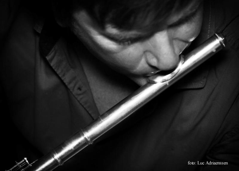 Erwin Van Gorp speelt fluit