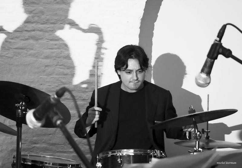 Nico Manssens speelt drums