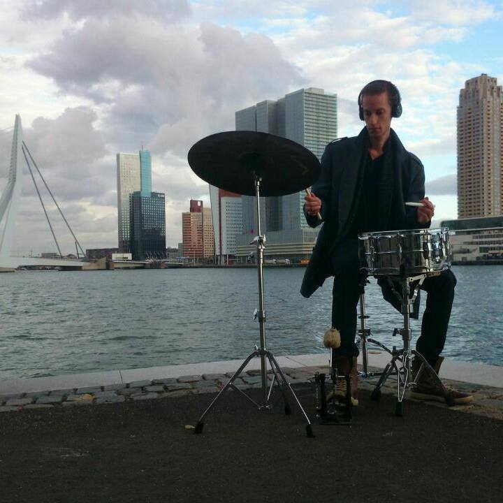 Jamie Peet speelt drums voor skyline  