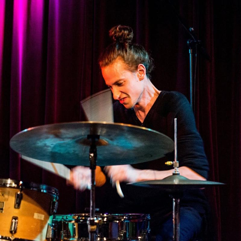 Jamie Peet speelt drums