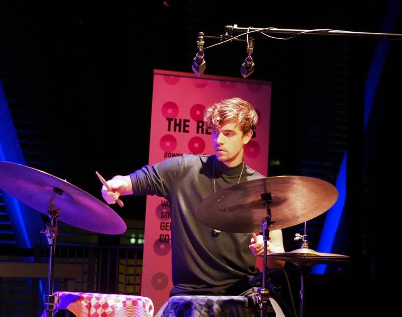 Jeroen Batterink speelt drums