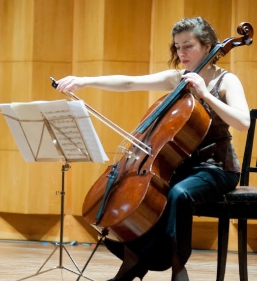 Lea Besançon speelt cello