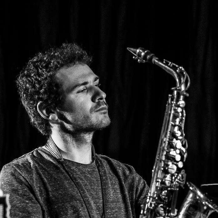 Benjamin Hermans poseert sax