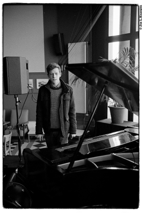 Hendrik Lasure poseert aan piano