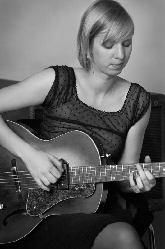 Marijke Hellemans speelt gitaar
