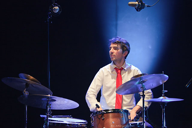 Yves Peeters speelt drums
