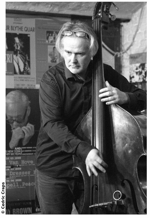 Jos Machtel speelt contrabas