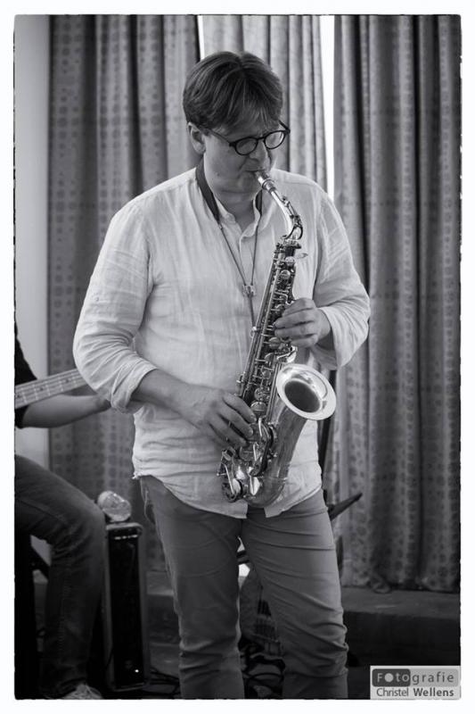 Tom van Dyck speelt sax