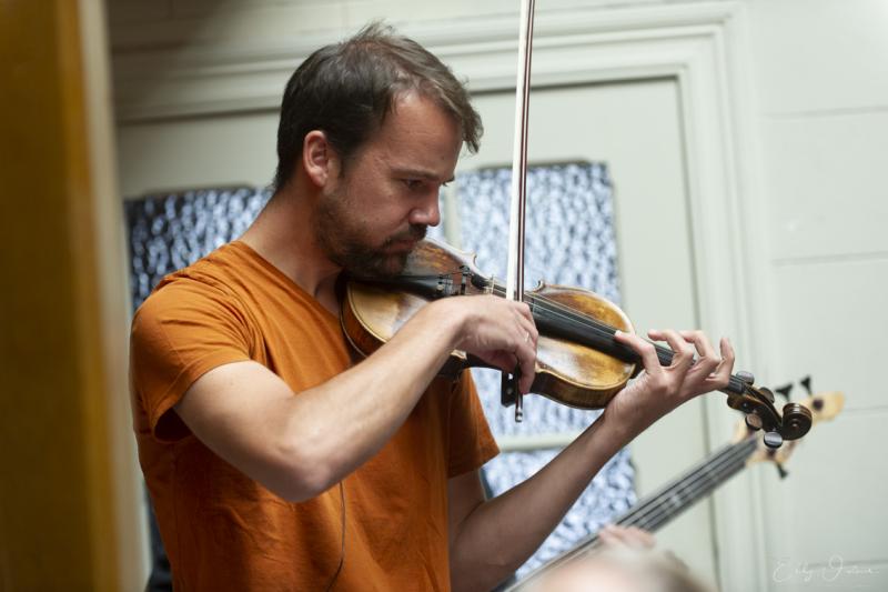 Benoit Leseure speelt viool op Jazzathome 2018