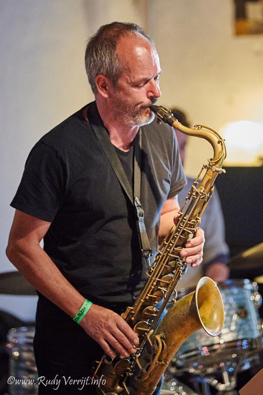 Koen Nys speelt sax op Jazzathome 2018