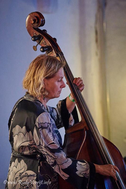 Ondine Quackelbeen speelt contrabas op Jazzathome 2018