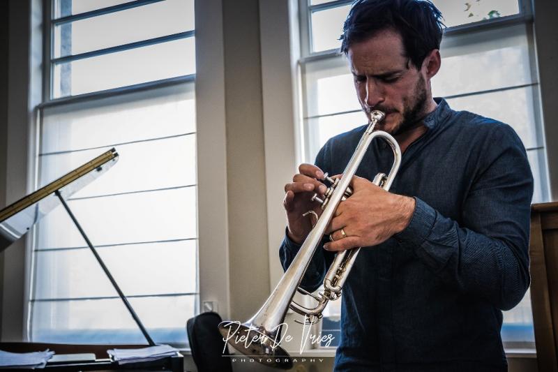 Sam Joris speelt trompet op Jazzathome 2018