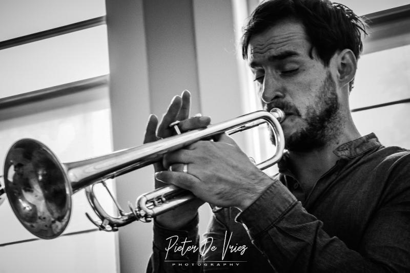 Sam Joris speelt trompet op Jazzathome 2018