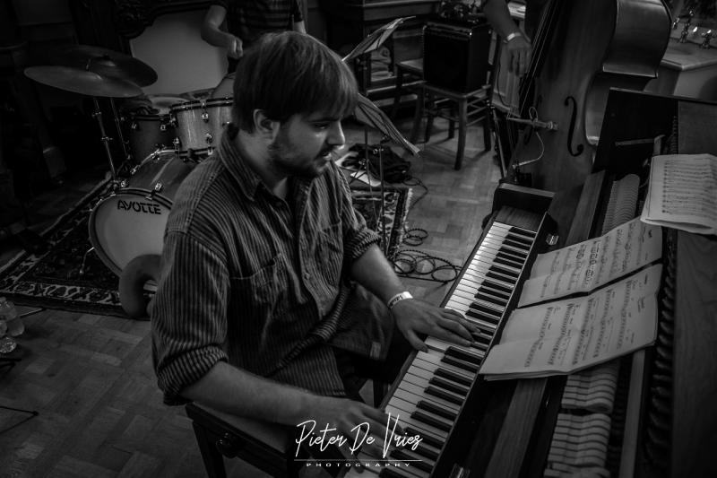 Tim Eysackers speelt toetsen op Jazzathome 2018