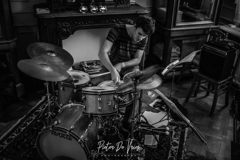Jakob Eykens speelt drums op Jazzathome 2018