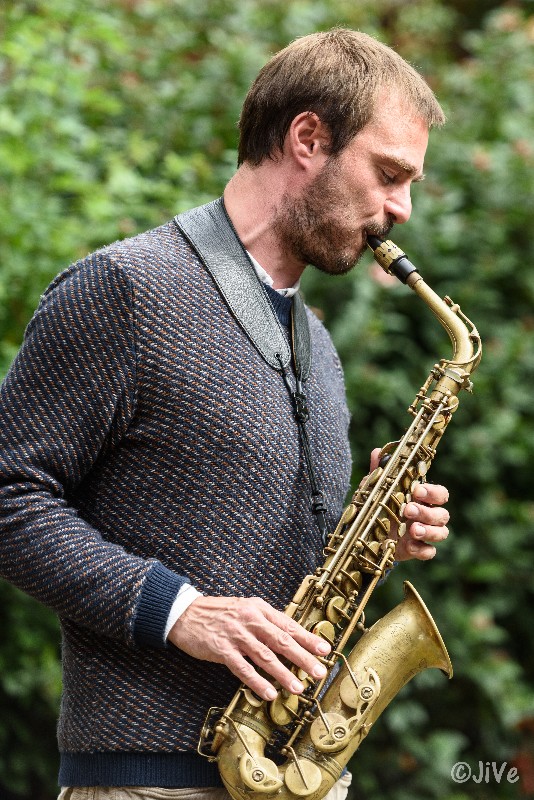 Erik Bogaerts speelt sax op Jazzathome 2018