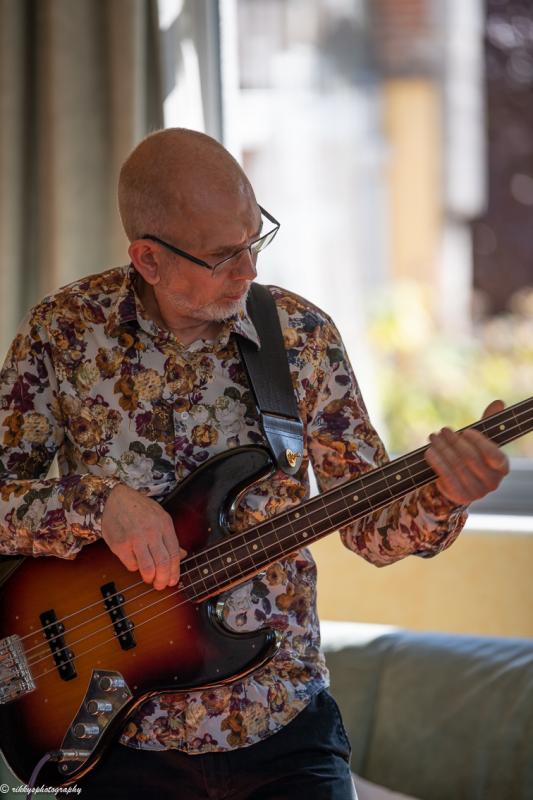 Peter Gheysen speelt elektrische bas op Jazzathome 2018