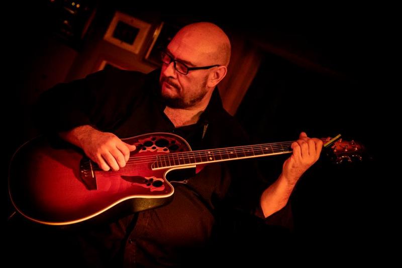 Maurice Chefneux speelt gitaar
