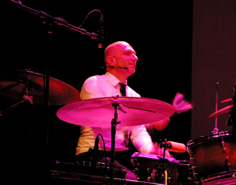 Steven Michielsen speelt drums