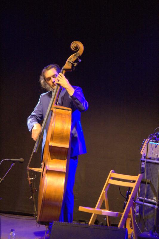Filip Vandenbril speelt bas op Jazzwood 2017