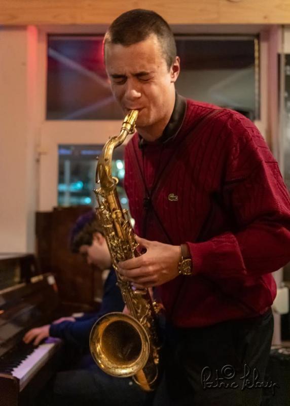 Ymre Denis speelt tenorsax