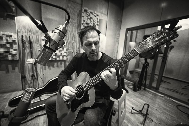 Alain Pierre speelt gitaar in de studio