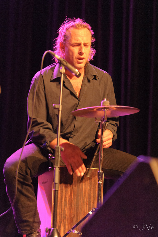 Antal Steixner speelt cajon tijdens avondconcert Jazzathome 2013