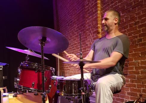 Eric Thielemans speelt drums