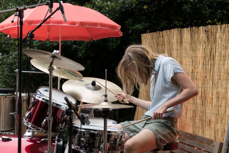 Margo Maex speelt drums