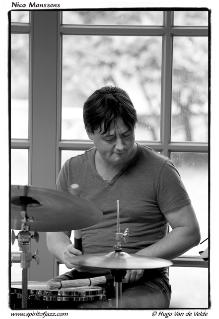 Nico Manssens speelt drums