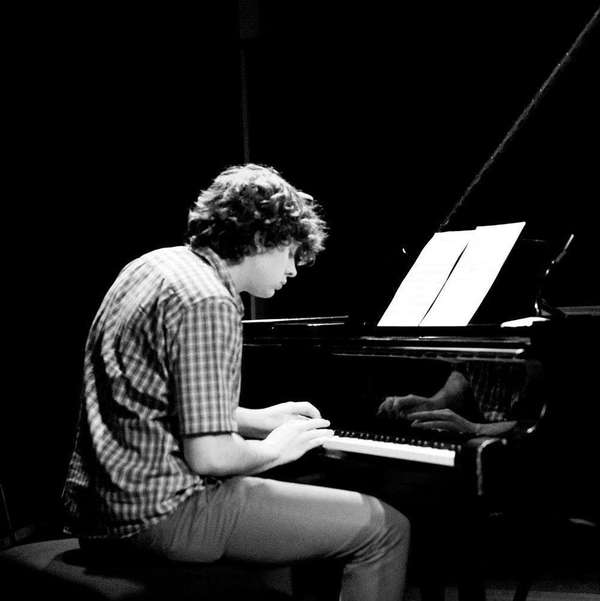 Robbe Willems speelt piano