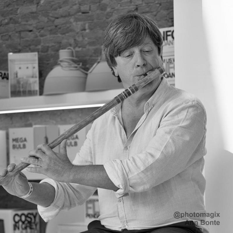 Erwin Van Gorp speelt dwarsfluit