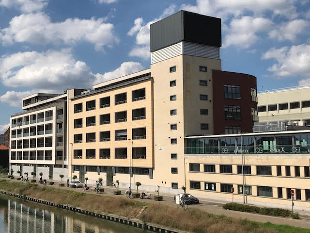 oud RTT gebouw met zicht vanaf de Vaart