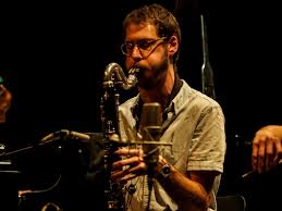 Jordi Grognard speelt sax