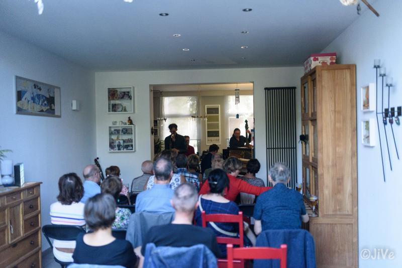 zittend publiek bij Dirk Ploegaerts Jazzathome 2018