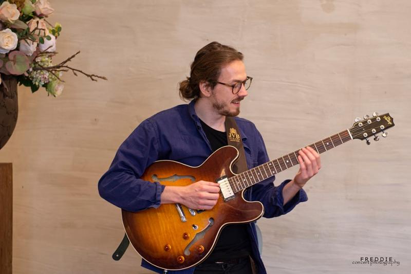Kobe Dupont speelt elektrische gitaar op Jazzathome 2019 in Den Breckpot