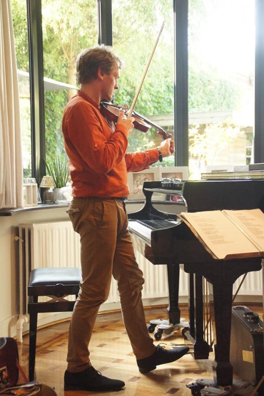 Emile Verstraeten speelt viool tijdens Jazzathome 2019