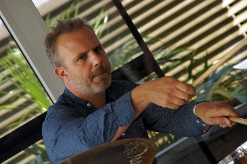 Teun Verbruggen speelt drums tijdens Jazzathome 2019
